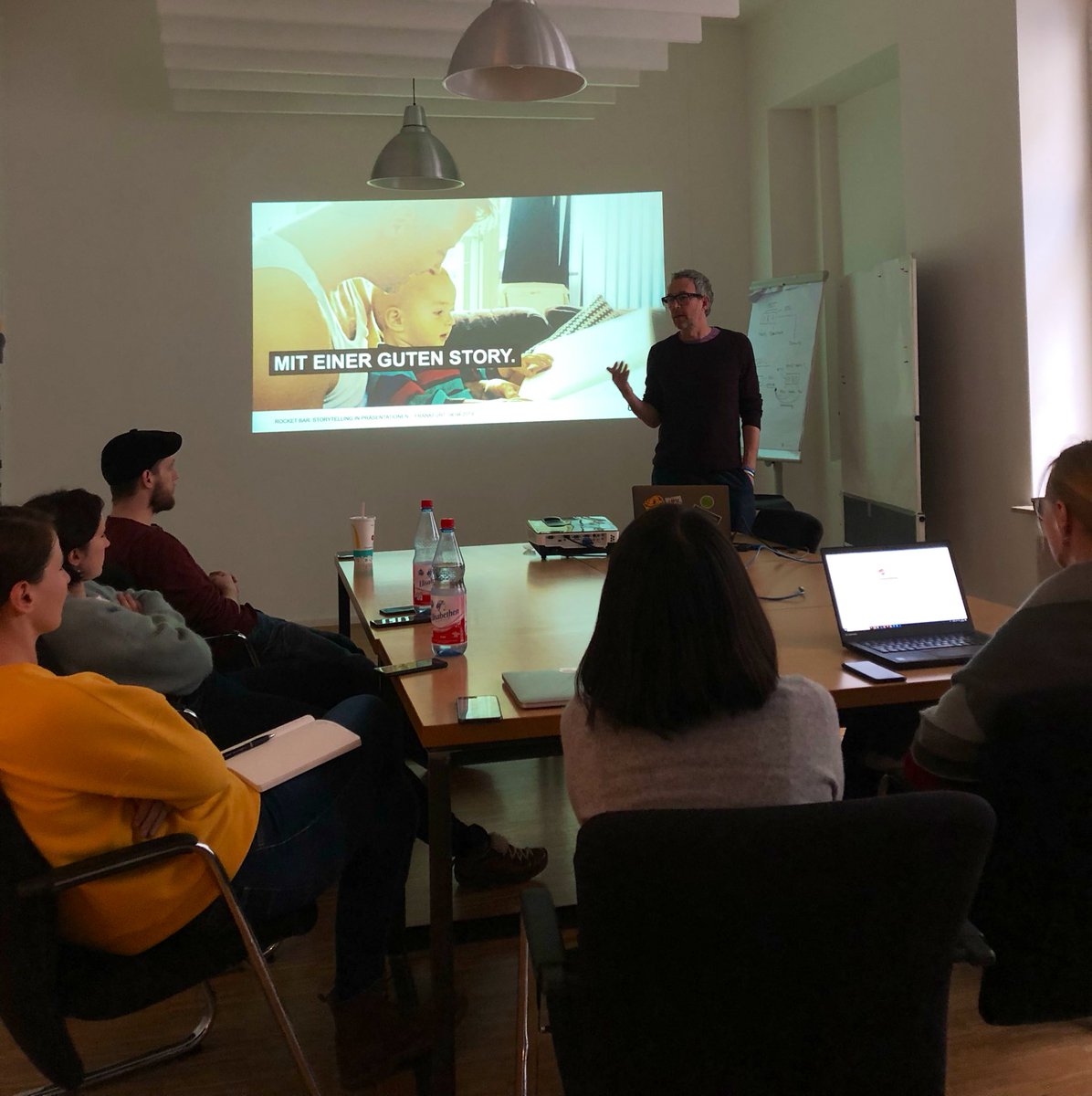 UuMacher's tweet photo. "Wie geht gutes Storytelling in Präsentationen und welche Grundregeln muss ich befolgen?" Marcus bietet heute eine Stunde lang Einblick in seinen Wissensschatz in unserer #rocketbar. 🚀😎👏

#knowledgesharing #teamwork #newwork #agencylife https://t.co/ZyU39C3AlG