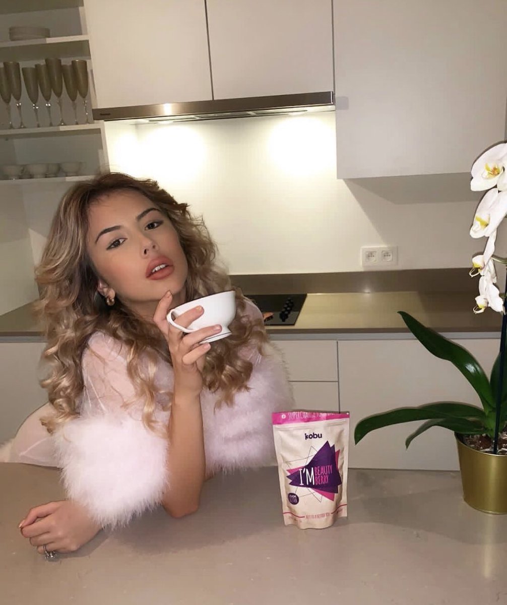 <a href="/ditaistrefi1/">Dita Istrefi</a> vous révèle un favori de sa routine beauté: le Beauty Berry de la marque imkobu.fr 💋💕
Le Beauty Berry est un mélange en poudre de super-aliments ! C’est 100% Bio et naturel🌱 Avec le code DITA20, vous bénéficierez de 20% sur votre premier achat Kobu.