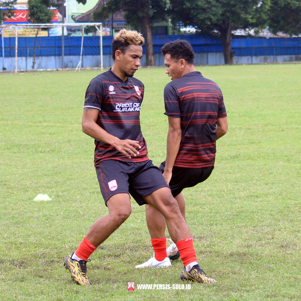 persisofficial's tweet photo. Potret latihan sore tadi di lapangan AURI Colomadu ⚽⚽

 #Persissolo #Laskarsambernyawa https://t.co/lzdyKblOsJ
