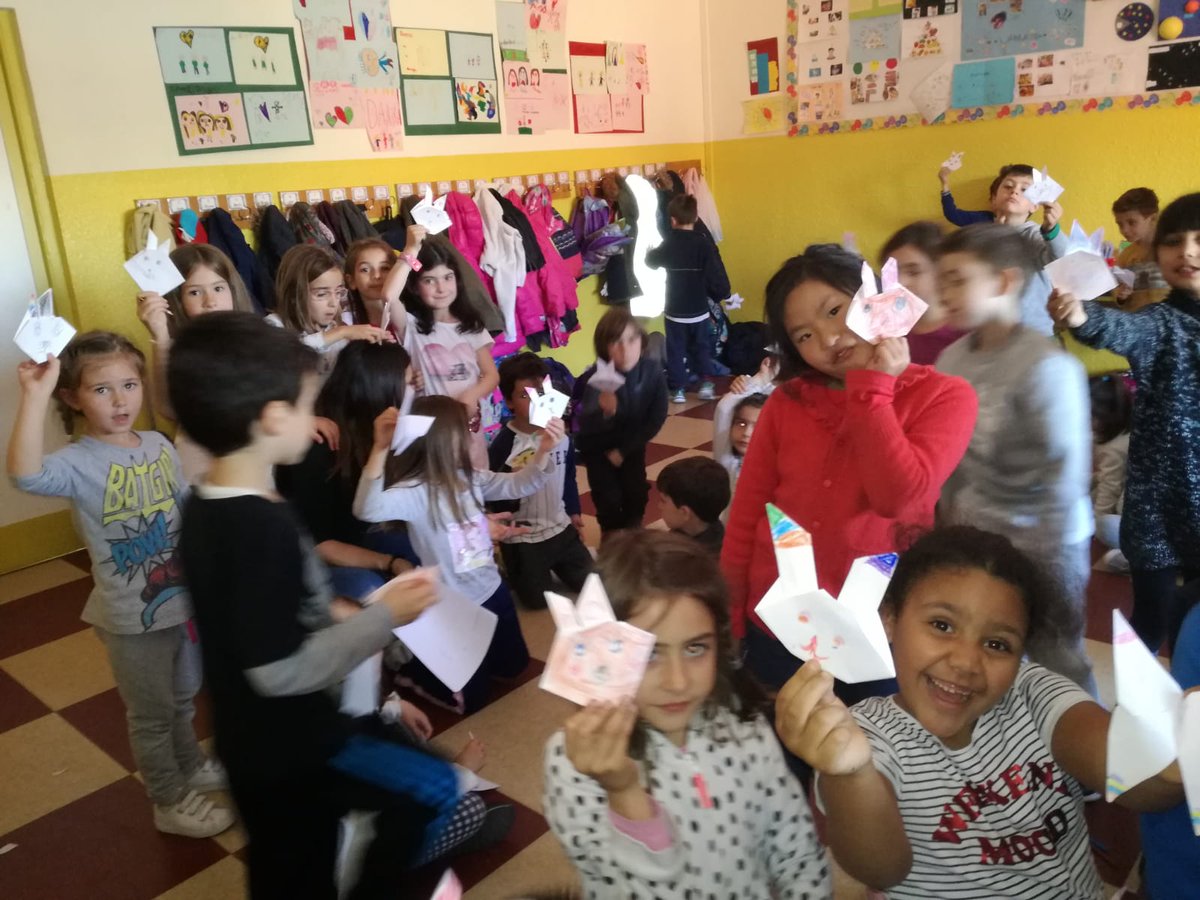 tolosalatour's tweet photo. Los alumnos de #primero hemos hecho #origami con la ayuda de un papá que nos ha enseñado. ¡Ha sido super divertido! ¡Gracias! #coleabierto #papasmolones #aprenderconpapel @AmpaTolosa https://t.co/A5EWm1nTVr
