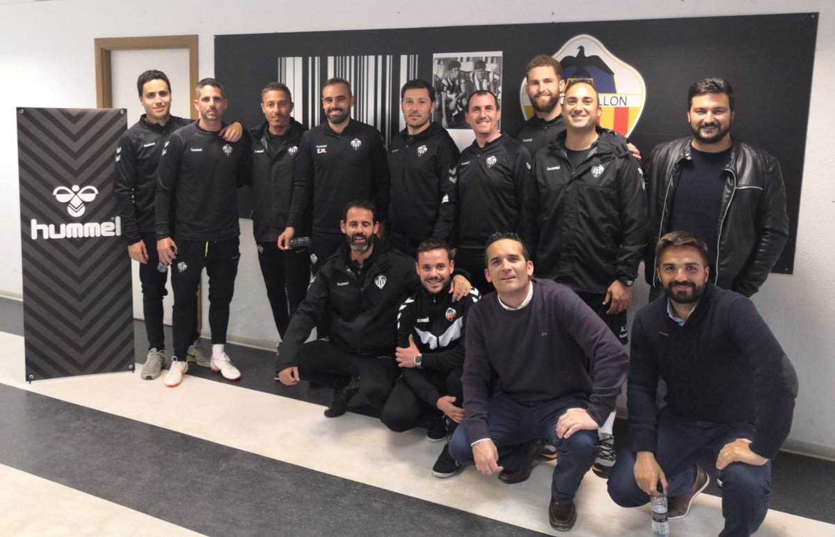 CDCastellon's tweet photo. Hoy ha sido el turno del cuerpo técnico del @CD_Castellon para disfrutar de una nueva sesión del curso de comunicación y redes sociales gracias a @hummelspain, acompañados también por varios miembros del cuerpo técnico del filial y la @FundAlbinegra
#PPO https://t.co/tMYGxVVJKI