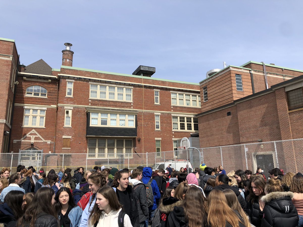 cxlowe16's tweet photo. @fordnation @LisaThompsonMPP maybe you should ask the students what we think before you start making changes that will affect our future! #NoCutsToEducation https://t.co/YayKGnQUN3