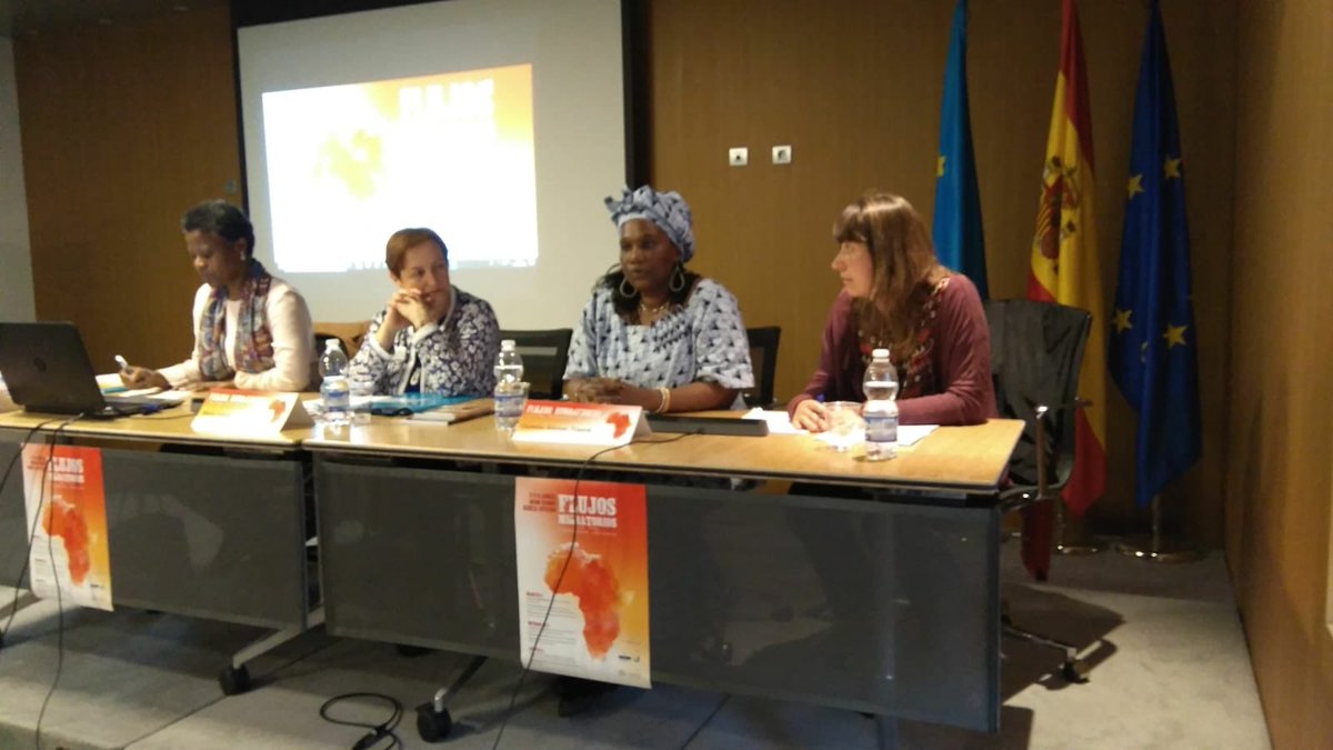 fpajaroazul's tweet photo. Último día de las jornadas. Es un privilegio escuchar a todas estas personas, tan llenas de talento!! #OumouAhmarTraoré #AngelaNzambi #elpajaroazul #flujosmigratorios #literaturasafricanas https://t.co/ciqEiywDtr