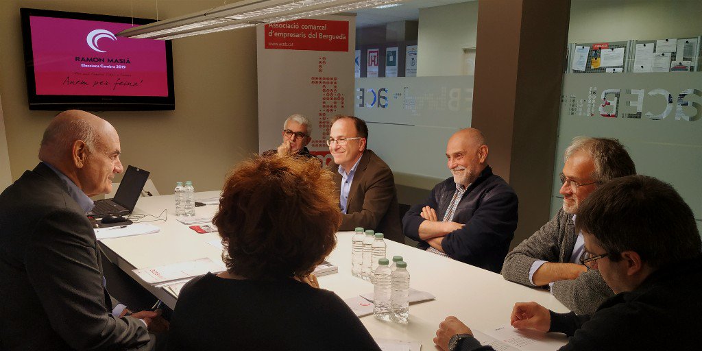 Avui ens visita Ramon Masià (<a href="/Ramon_MasiaM/">Ramon Masia</a>) candidat a la presidència a la Cambra del Comerç de Barcelona, per presentar-nos la seva candidatura amb el lema Anem per feina! que té el turisme com un dels pilars fonamentals <a href="/cambrabcn/">Cambra de Comerç de Barcelona</a> <a href="/presscambrabcn/">Press cambrabcn</a> <a href="/cambracomerc/">CC</a> <a href="/AnemPerFeina19/">@AnemPerFeina2019</a>