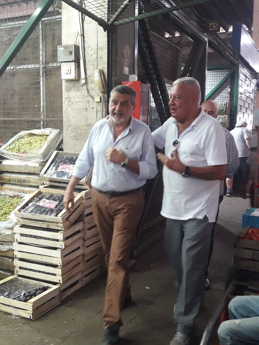 SoyRicardoPorta's tweet photo. #SantaFeProduce 3500 personas trabajando en el #Mercado diariamente movilizan el sector productivo y abastecedor de frutas y verduras. https://t.co/LMfINzTc9F