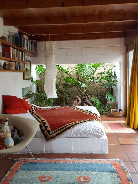 The_SaLADS's tweet photo. A Salads throwback to the beautiful self-build project Turn End by architect Peter Aldington. A simple palette of materials; concrete blocks, timber, clay tiles and a building set in a wild meadow garden. It was Salads 28 / March 2016. @turnendtrust #modernism #turnend #house https://t.co/r48r9jSey8
