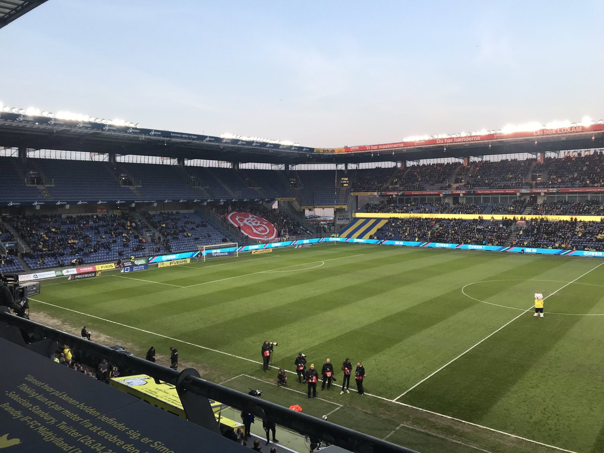 Oerkild's tweet image. Rætti fint nordjysk fremmøde i Brøndby her til aften 👌 #SydbankPokalen #AaBinside
