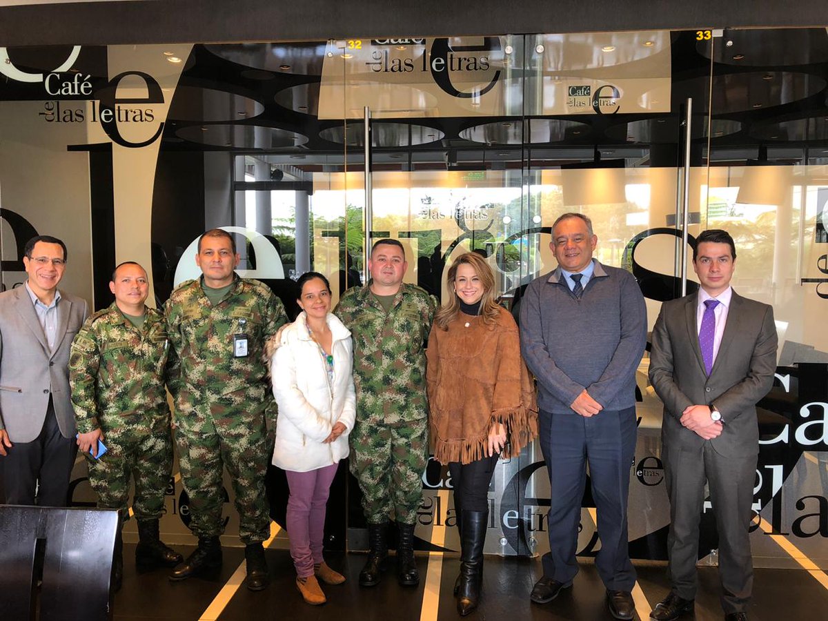HOMILCOL's tweet photo. En @HOSMILC reconocemos y agradecemos a este equipo de trabajo por sus  #40AñosDeServicio destacando su #excelencia  #TratoHumanizado y #CalidadProfesional #SomosComunidadHOSMILC https://t.co/VvdiQ8kaWi