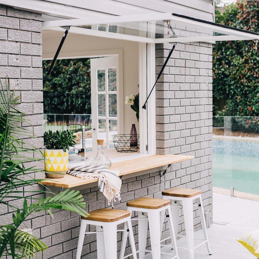 pulosdesigns's tweet image. Happy Thursday! I&apos;m getting some pretty fun #weekend feels from this @threebirdsrenovations patio bar. 🌿😎🌊🍹 #PatioDesign #DesignAndDecor