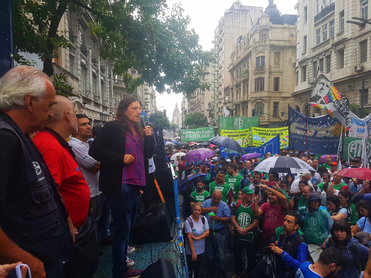 ATEBuenosAires's tweet photo. @oscardeisasi: "Hoy estamos cumpliendo con la premisa de la unidad y la masividad, y esa es una de las claves para hacerlos retroceder. Estamos millones de trabajadorxs en las calles que queremos otro modelo económico, social, productivo y laboral". #4Abr https://t.co/8IullvZHsk
