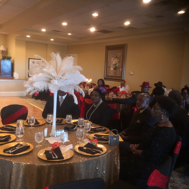 EventsByRelish's tweet image. 🎉 What a fun 60th birthday celebration for Michelle Coaxum this past weekend! 🎂 It was a  cotton Club flapper themed party at RiverTowne Country Club complete with a Best Dressed prize, sequined linens &amp;amp; chair covers and feather centerpieces! @RiverTowneCC