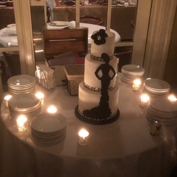 EventsByRelish's tweet image. 🎉 What a fun 60th birthday celebration for Michelle Coaxum this past weekend! 🎂 It was a  cotton Club flapper themed party at RiverTowne Country Club complete with a Best Dressed prize, sequined linens &amp;amp; chair covers and feather centerpieces! @RiverTowneCC