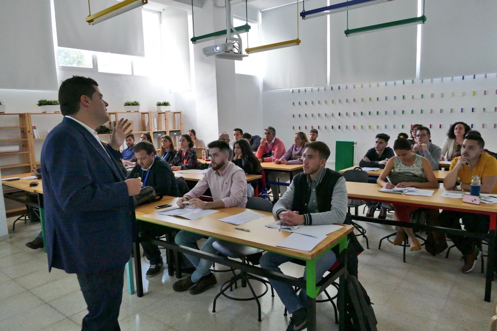 UGRemprendedora's tweet photo. 🙋🏻♂️Aquí os dejo la penúltima charla del día : Big Data e Innovación Tecnológica en la Empresa impartida por @fjvazquez86 , con la
colaboración de @CEAes_.
#BigData
#UGRtransforma https://t.co/fPIQYu5fwM