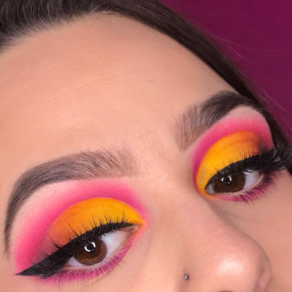 AmberDeCoste's tweet photo. Feeling this look 💕💐💛 thanks to the @jamescharles palette 😍 #makeupartist https://t.co/t8Qokakdxp