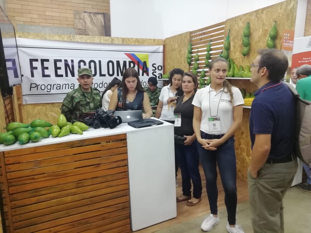 Ejercito_CAAID's tweet photo. #FeEnColombia participa en la AGROFERIA Cenfer 2019 en apoyo a la @Ejercito_Div2, #QuintaBrigada, #BIRIC. Con un stand acompañado por productores campesinos de Cuesta Rica, se realiza socialización de #MiVeredaModelo, con los asistentes a la AGROFERIA en Bucaramanga, Santander. https://t.co/NAFwOtuUeA