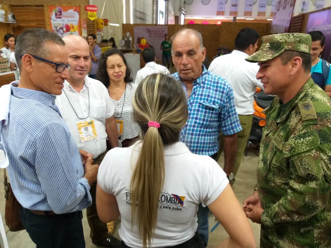 Ejercito_CAAID's tweet photo. #FeEnColombia participa en la AGROFERIA Cenfer 2019 en apoyo a la @Ejercito_Div2, #QuintaBrigada, #BIRIC. Con un stand acompañado por productores campesinos de Cuesta Rica, se realiza socialización de #MiVeredaModelo, con los asistentes a la AGROFERIA en Bucaramanga, Santander. https://t.co/NAFwOtuUeA
