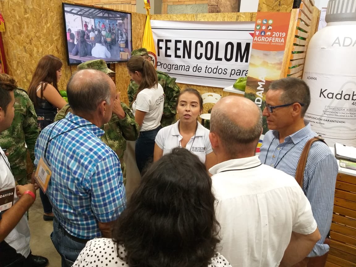 Ejercito_CAAID's tweet photo. #FeEnColombia participa en la AGROFERIA Cenfer 2019 en apoyo a la @Ejercito_Div2, #QuintaBrigada, #BIRIC. Con un stand acompañado por productores campesinos de Cuesta Rica, se realiza socialización de #MiVeredaModelo, con los asistentes a la AGROFERIA en Bucaramanga, Santander. https://t.co/NAFwOtuUeA