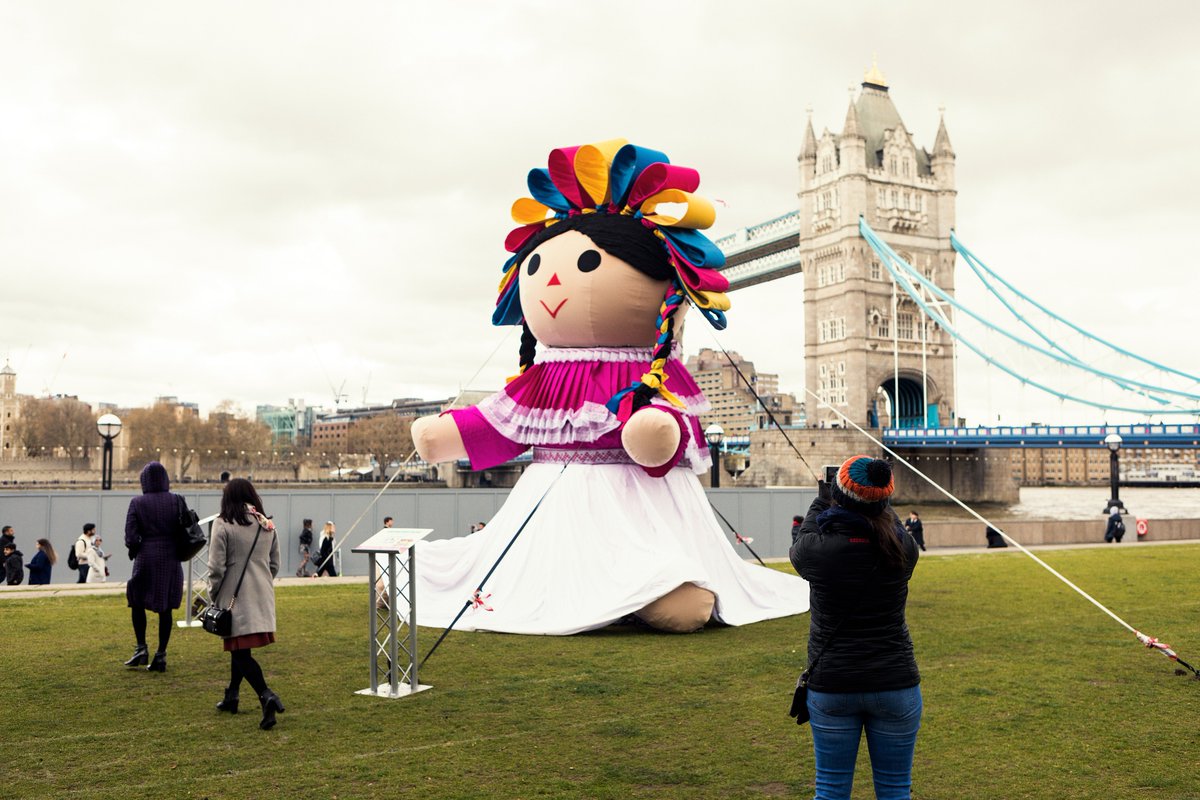 gobqro's tweet photo. #Lele llegó a #Londres para compartir con todos su belleza, tradición y color, mientras continúa su viaje por el mundo, poniendo en alto el nombre de #Queretaro ¿A ti qué es lo que más te gusta de ella? #QroOrgulloDeMx #WhatsQueretaro #OrgulloQueretaro https://t.co/4eWBP88LI0