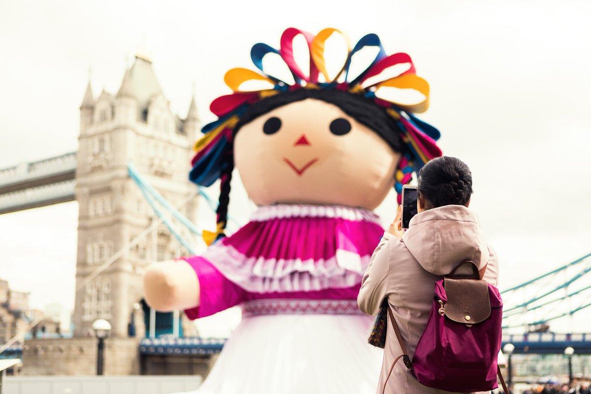 #Lele llegó a #Londres para compartir con todos su belleza, tradición y color, mientras continúa su viaje por el mundo, poniendo en alto el nombre de #Queretaro ¿A ti qué es lo que más te gusta de ella? #QroOrgulloDeMx #WhatsQueretaro #OrgulloQueretaro