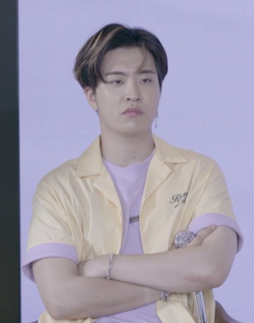 andyisc0ming's tweet photo. a dona moça @HiiGOT7 vive postando o meme do Jackson com cara de ????? com casaco vermelho e agORA QUE EU QUERO EU NUM ACHO https://t.co/owBzqF8h9U