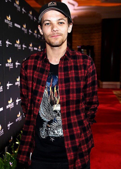 loueeeeh1's tweet photo. #LouisTomlinsonBBMAs @Louis_Tomlinson 
el rojo tr queda taaaan hermoso https://t.co/KJiSDdd3dI