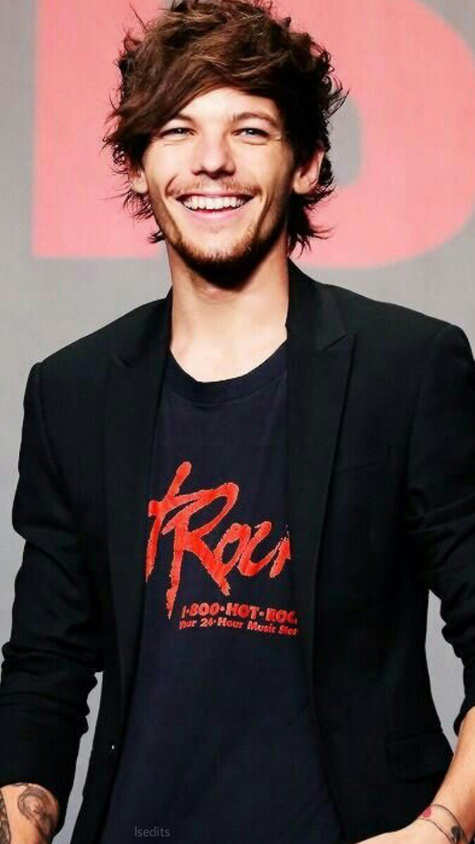 loueeeeh1's tweet photo. #LouisTomlinsonBBMAs @Louis_Tomlinson 
el rojo tr queda taaaan hermoso https://t.co/KJiSDdd3dI