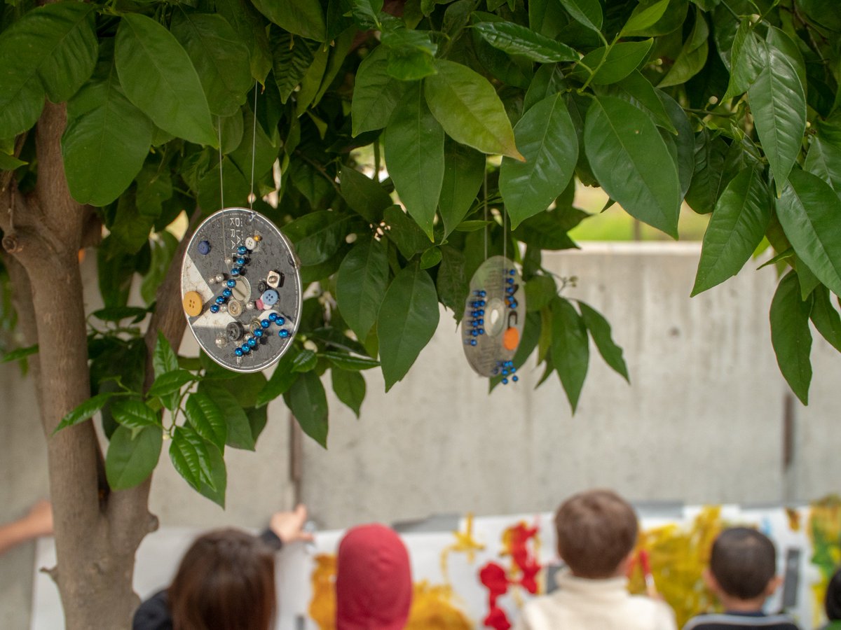 Today the #HugginsCenter children are beautifying the garden with artistic decor.

#WOYC19 #WeekoftheYoungChild