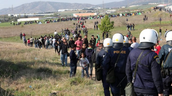 Refugees_Gr's tweet photo. Ένταση και χρήση βίας από την αστυνομία εναντίον προσφύγων σήμερα, στα Διαβατά, όπου εκατοντάδες πρόσφυγες και πολλά παιδιά ανάμεσά τους ανταποκρίθηκαν σε κάλεσμα μέσω των social media και προσπάθησαν να μεταβούν στα σύνορα.
#refugeesgr #antireport https://t.co/whg9mKoRu0