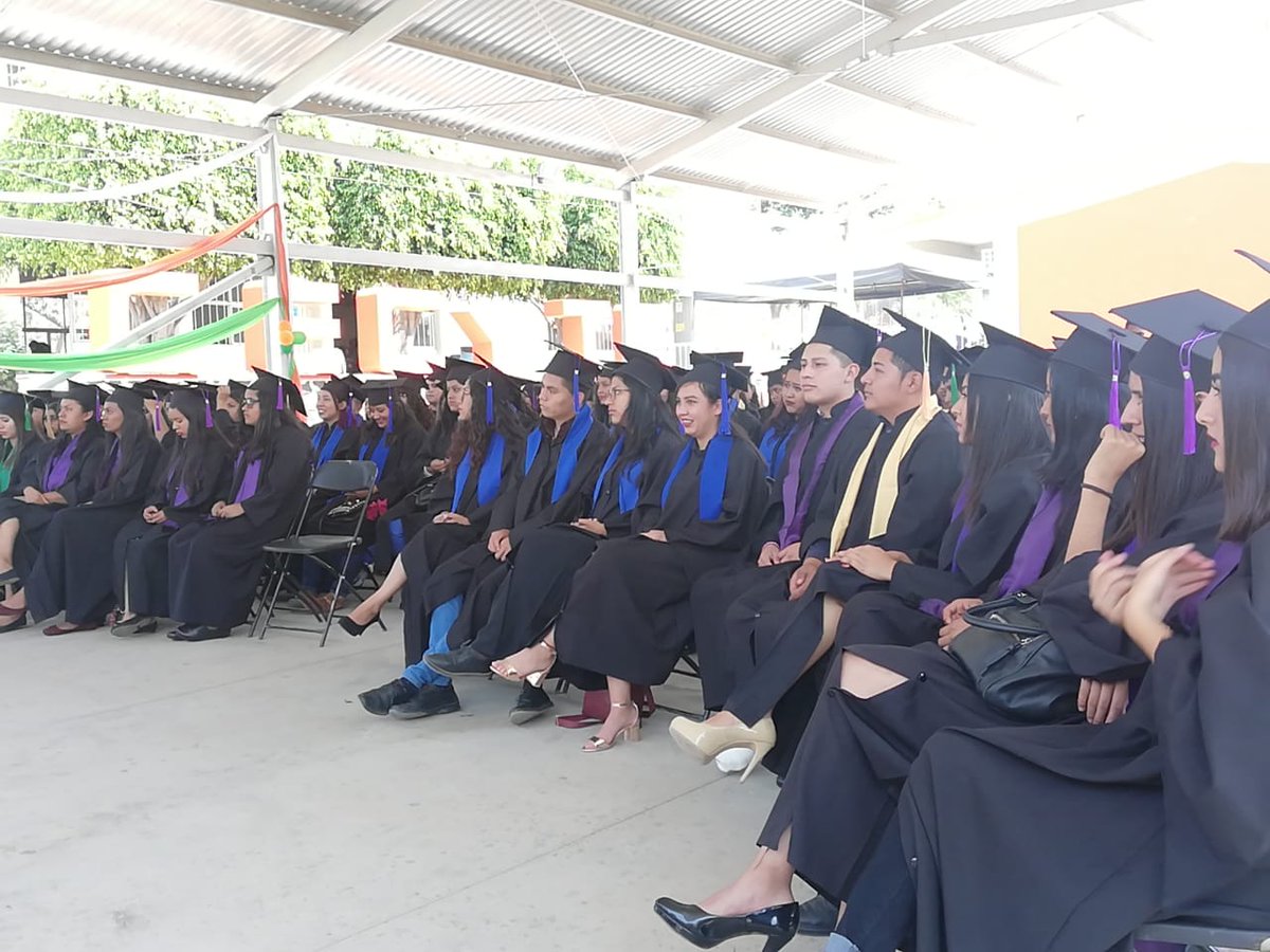 Entrega #CECyTEMorelos plantel #Yecapixtla 215 títulos a los alumnos egresados de la generación 2015-2018.