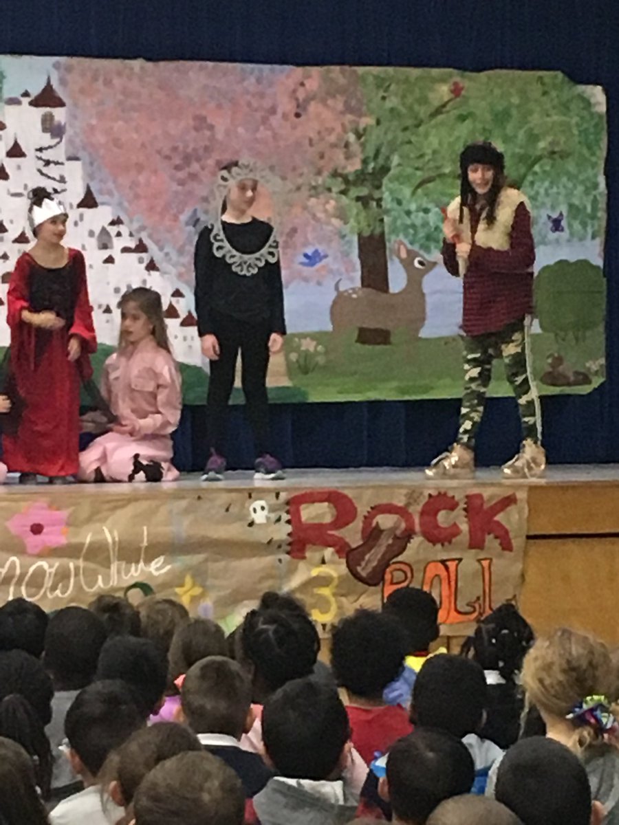 Gr1cMsPereria's tweet image. Lights, camera, ACTION! Two amazing performances at STM! Shout out to Directors: Mrs. Ross and Mrs. Galgliano! #ocsbDeeplearning