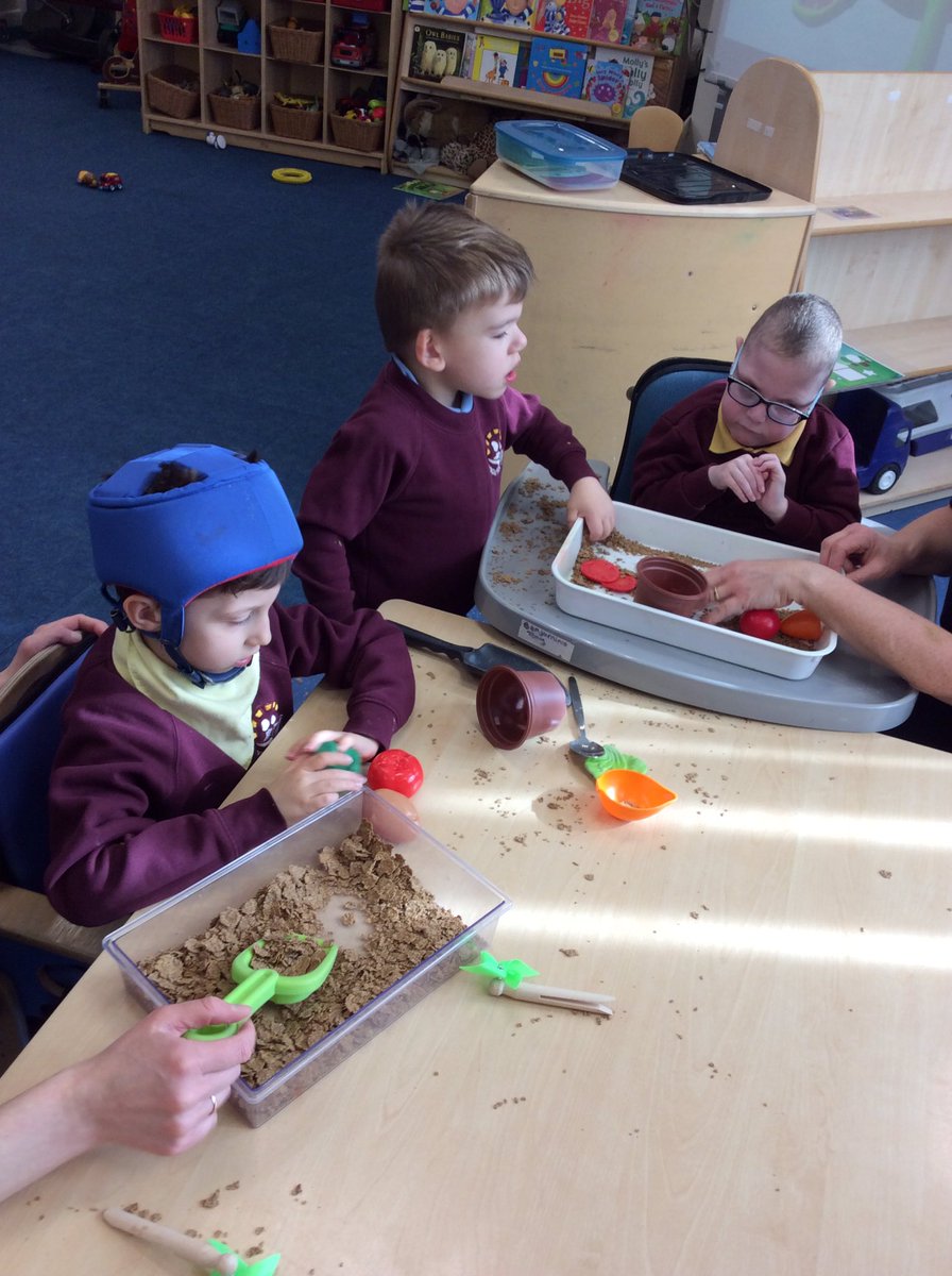 YsgolPenCoch's tweet photo. Edible sensory garden play in #redclass #foodtopic https://t.co/PonzOALzbu