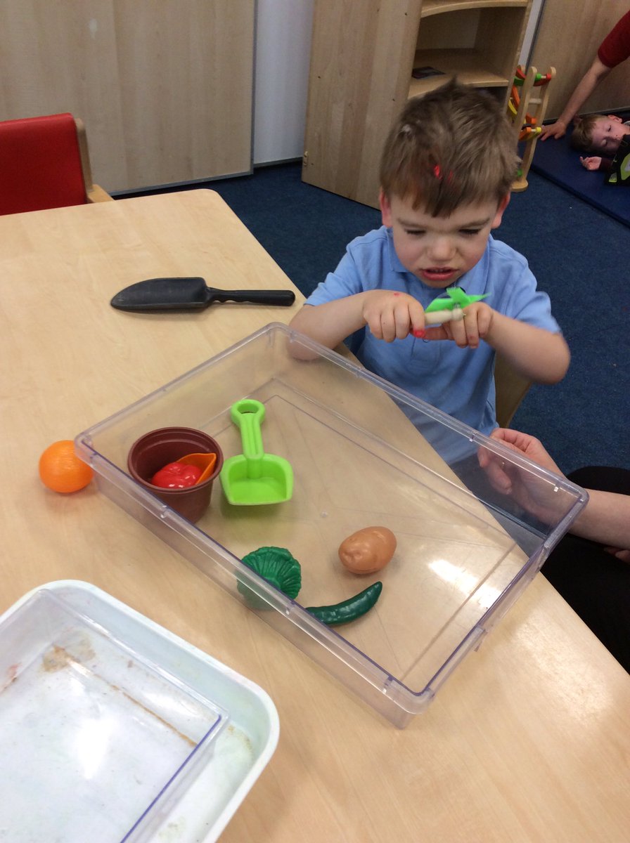YsgolPenCoch's tweet photo. Edible sensory garden play in #redclass #foodtopic https://t.co/PonzOALzbu