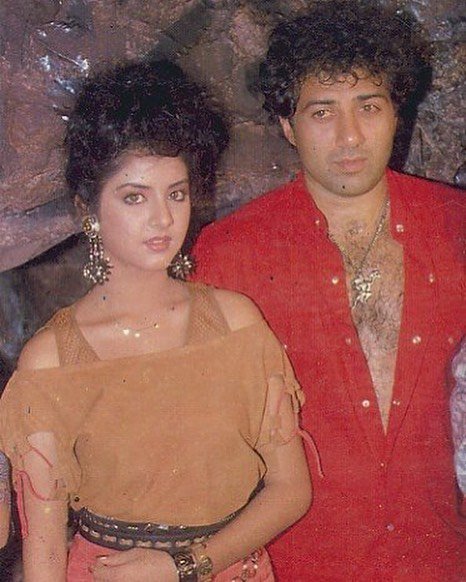BombayBasanti's tweet photo. Remembering vivacious, versatile, one of the most popular and highest paid actresses, beautiful #DivyaBharti on death anniversary,🌹🙏 who sadly left us very early.
With #ShahrukhKhan #SunnyDeol &amp; #Govinda 
@iamsrk @iamsunnydeol @govindaahuja21 https://t.co/nn0O8VSNP5