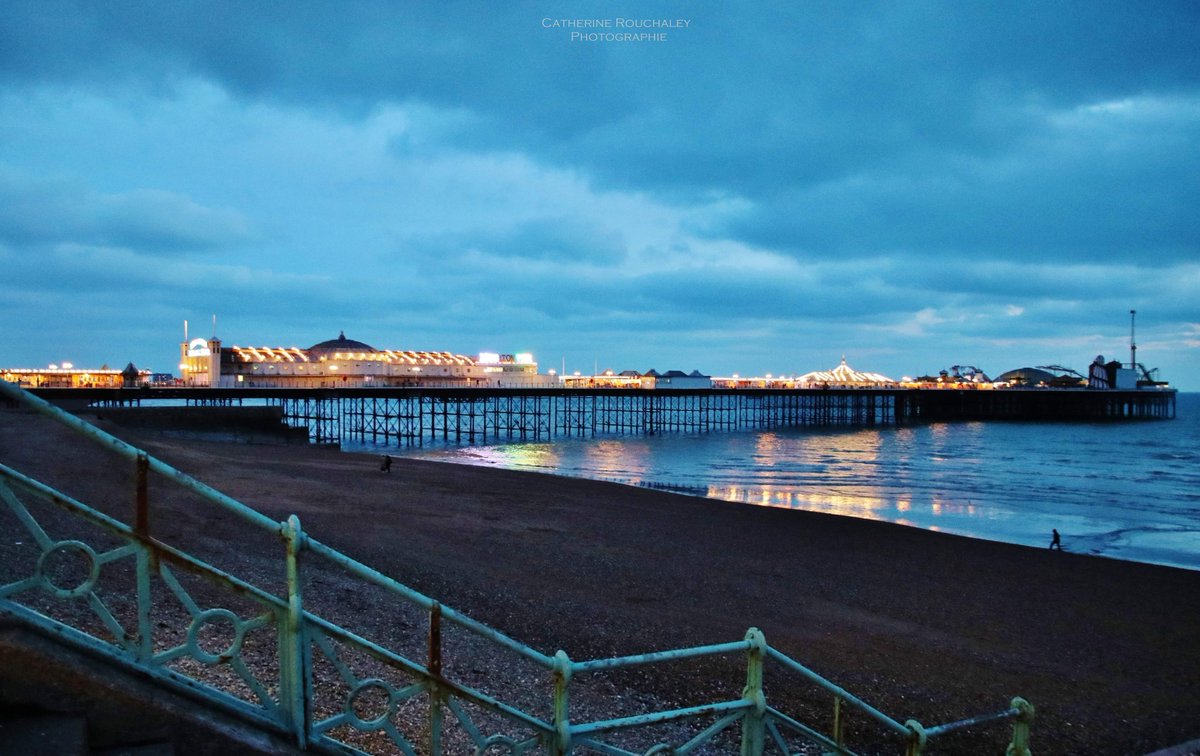 CRouchaley's tweet photo. 🇬🇧 Bonjour à tous. 😍
Merveilleux souvenir 🤗
@BTNPalacePier 🎢
#JeudiPhoto
#janvier2019 🎡
#Brighton #brightonandhove #brighthonphotography #brightonseafront #lamanche #brightonpalacepier #sunset #coucherdesoleil #attraction #feteforaine #jetee #pier #england #angleterre https://t.co/6m8RU4vhq2
