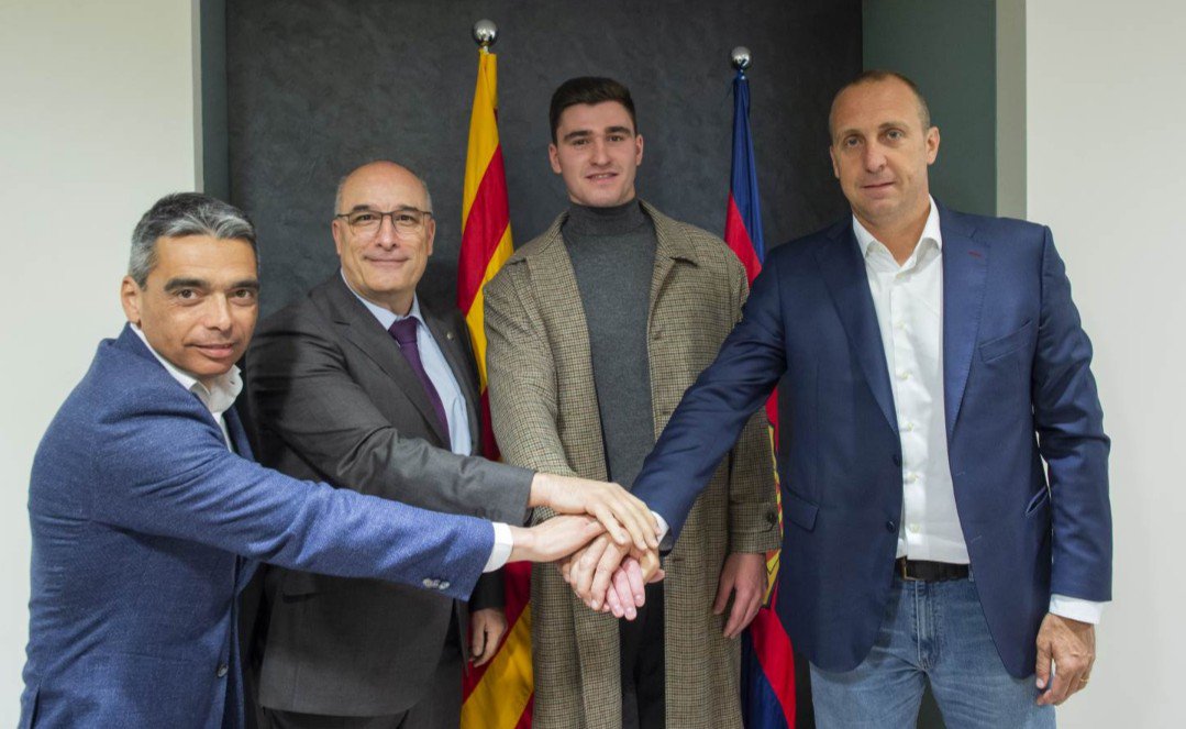 LudovicFabregas's tweet photo. Prolongation de contrat jusqu'en juin 2️⃣0️⃣2️⃣3️⃣
Un grand honneur de continuer l'aventure avec le FC Barcelone.

Molt feliç per l'ampliació del meu contracte amb @fcbhandbol fins 2023 📝

Visca Barça 🔵🔴 https://t.co/rrJtiAFysU