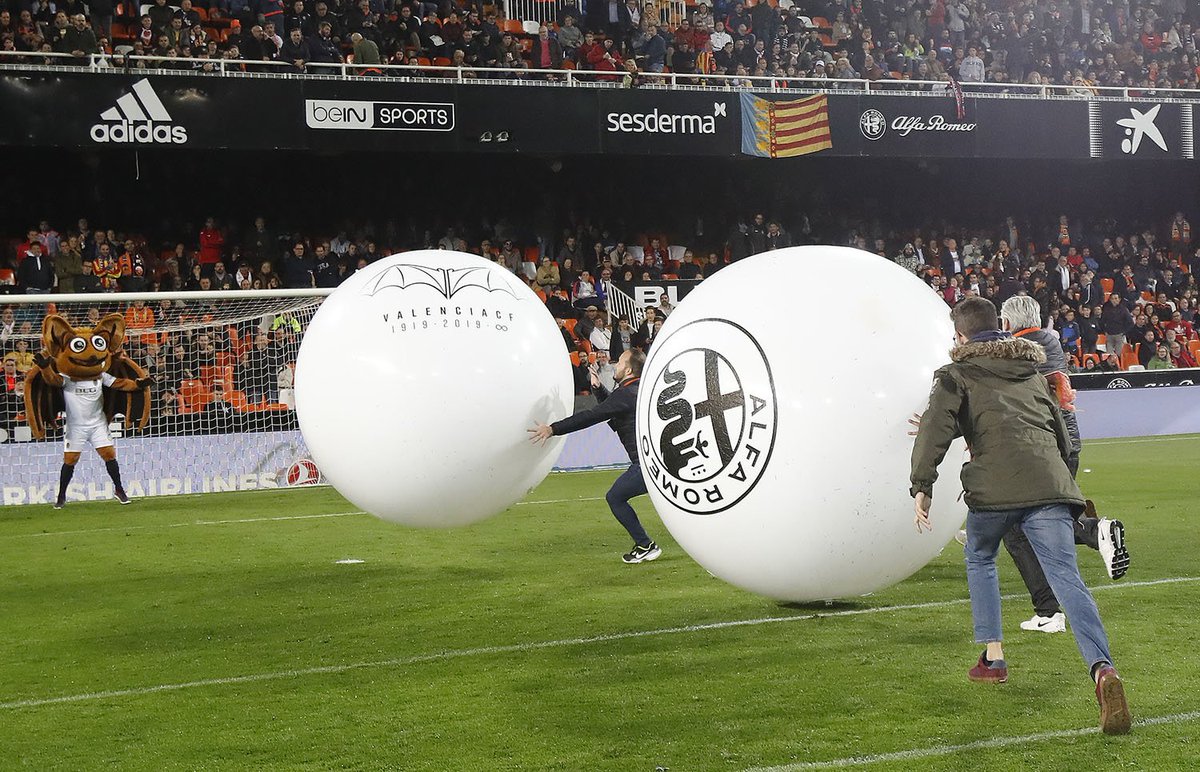 valenciacf's tweet photo. ⚽️ El descanso del #ValenciaRealMadrid en #Mestalla 🏟️ estuvo muy entretenido gracias a @AlfaRomeo_es y @AutoNemesio 🚗🚘
¡Qué divertido! 😜 #AlfaVCF https://t.co/UxL8lBdg0r