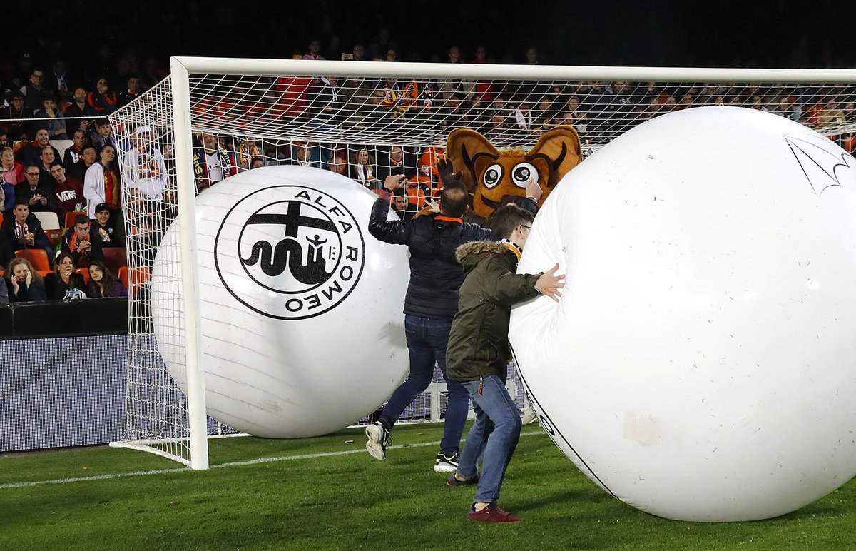 valenciacf's tweet photo. ⚽️ El descanso del #ValenciaRealMadrid en #Mestalla 🏟️ estuvo muy entretenido gracias a @AlfaRomeo_es y @AutoNemesio 🚗🚘
¡Qué divertido! 😜 #AlfaVCF https://t.co/UxL8lBdg0r