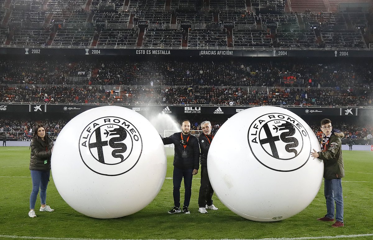 valenciacf's tweet photo. ⚽️ El descanso del #ValenciaRealMadrid en #Mestalla 🏟️ estuvo muy entretenido gracias a @AlfaRomeo_es y @AutoNemesio 🚗🚘
¡Qué divertido! 😜 #AlfaVCF https://t.co/UxL8lBdg0r