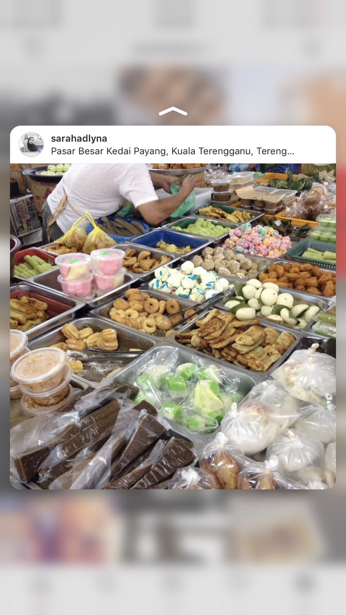 Gerai Kuih Pok Him “Sayang”, Pasar Payang, Kuala TerengganuTempat wajib kalo korang datang ke Pasar Payang. Beraneka kuih muih tradisional boleh korang dapat dekat sini. Dapat tupak garing sedap ni !  #TernakLemakBersamaSaroh