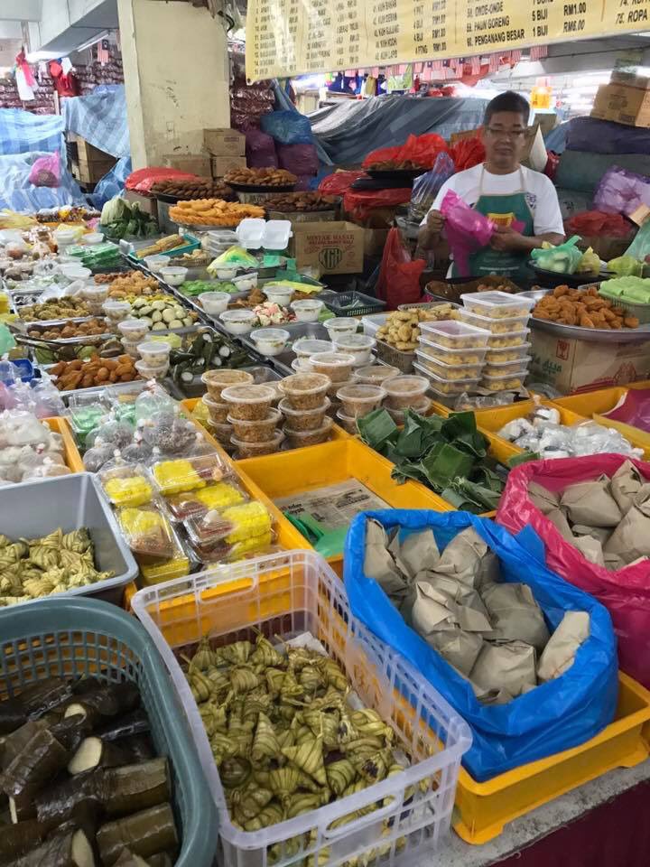 Gerai Kuih Pok Him “Sayang”, Pasar Payang, Kuala TerengganuTempat wajib kalo korang datang ke Pasar Payang. Beraneka kuih muih tradisional boleh korang dapat dekat sini. Dapat tupak garing sedap ni !  #TernakLemakBersamaSaroh