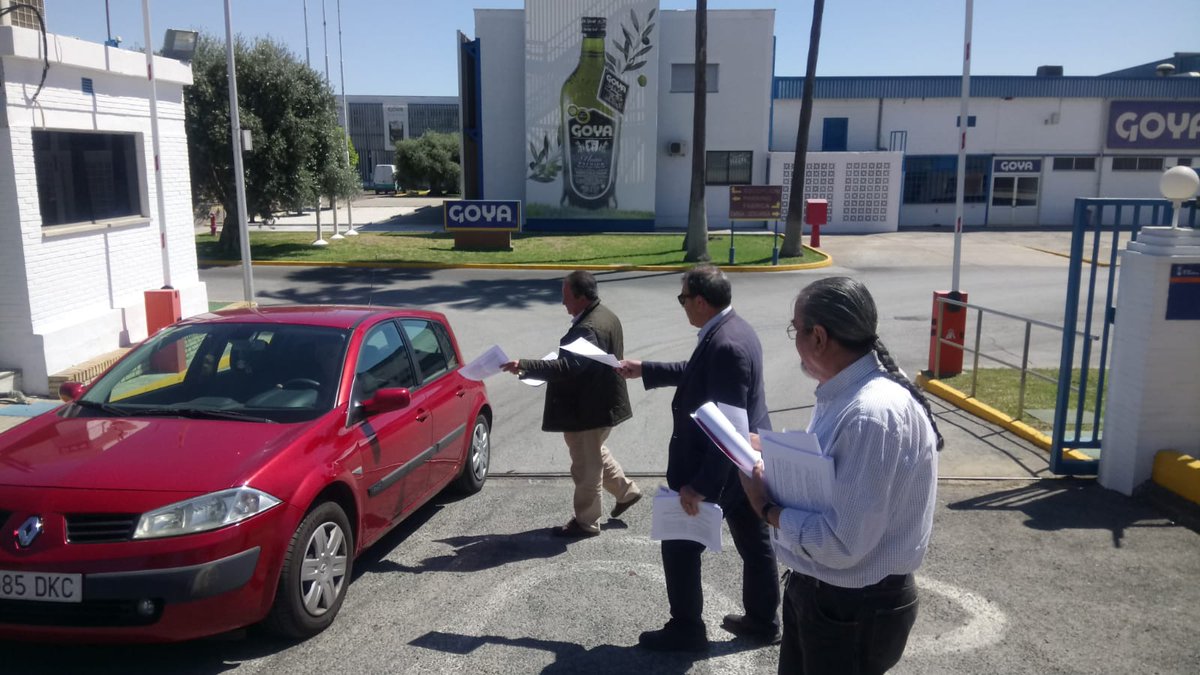 Reparto de cartelería y propuestas de #CcooIndustriaSevilla en la fábrica Goya de Alcalá de Guadaira para la #HuelgaAderezo del convenio de la aceituna, MANIFESTACIÓN día 9 de Abril de 2019 en #Diputación de Sevilla