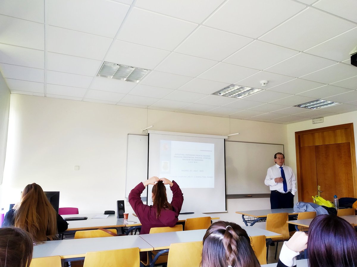 FinciasIRuiz's tweet photo. GRACIAS al Inspector Jefe de #GRUME en Madrid, perteneciente a @policia, y GRACIAS a las técnicos de #ARRMI en @ComunidadMadrid que ayer compartieron con los alumnos de 3° de @ucjcriminologia su experiencia en el trabajo con #menorinfractor 😄
#Criminología #delincuenciajuvenil https://t.co/LfaYb9t3cW