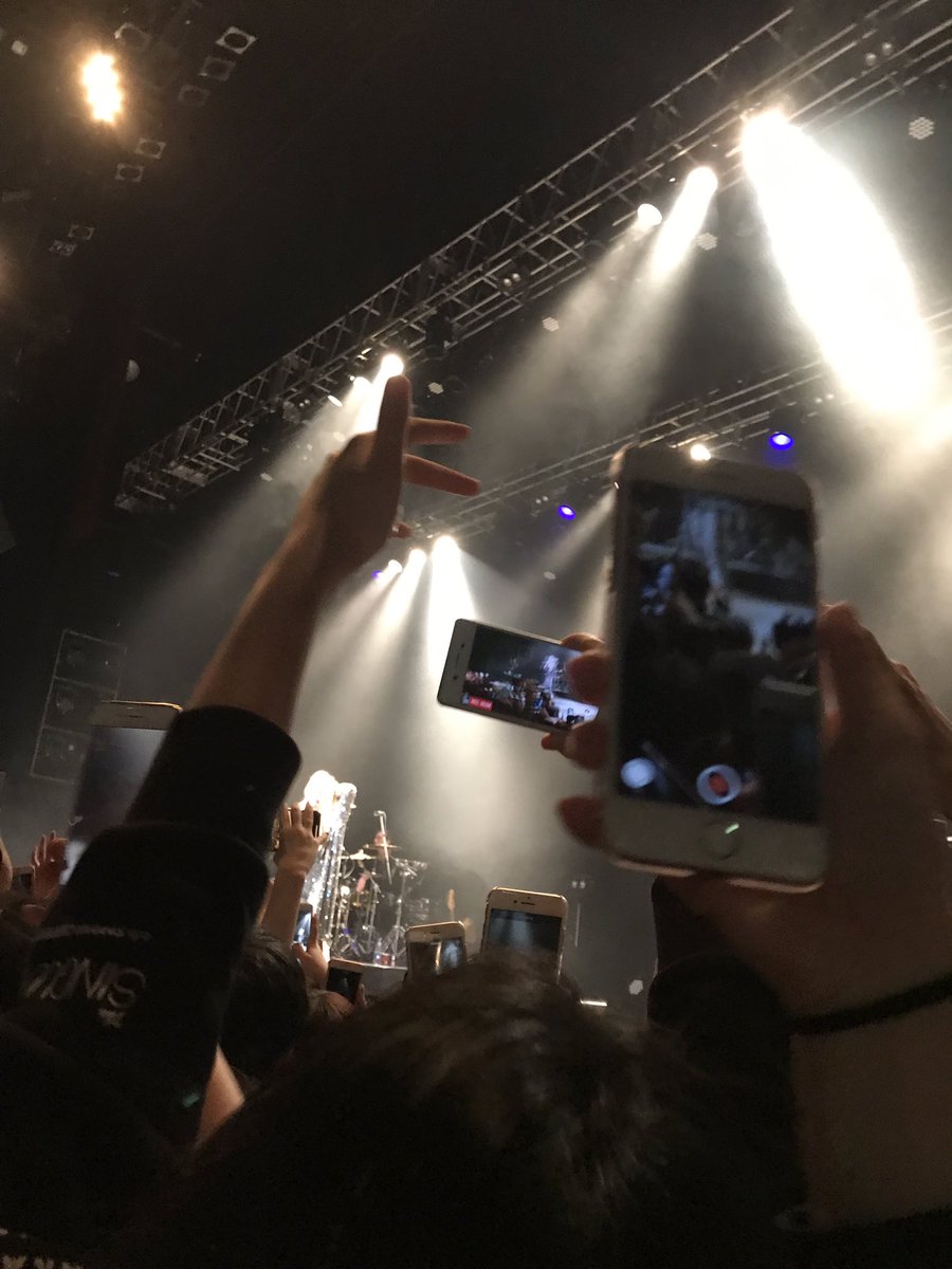 ellen_dcs_1121's tweet photo. めっちゃ楽しかったけど
自分小さすぎてサブリナ全然見えなかった…
人のスマホで撮ってる
画面越しにみてた時間かなり多かった
まあミーグリ出来たから全て良し👍
人生初のライブでライブはとても疲れる事を学びました😇 https://t.co/7u8nhCB0vJ