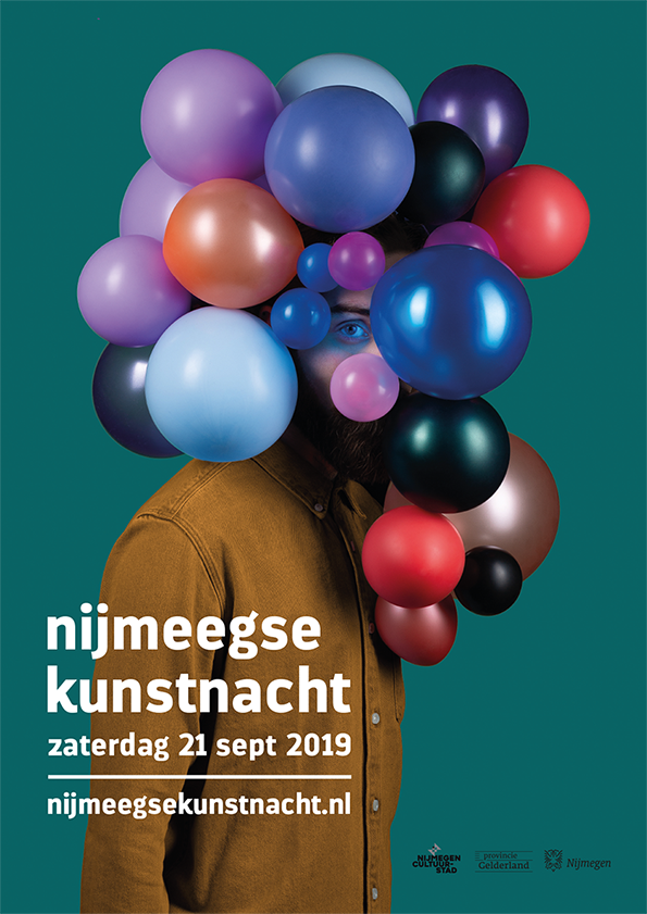 Hier is 'ie dan: het promobeeld van de Nijmeegse Kunstnacht 2019🎈Het campagnebeeld neemt je mee in de typische Kunstnachtbeleving: je dompelt je onder in een bonte en feestelijke nacht. Binnenkort hangt heel Nijmegen er vol mee! #nijmegen #kunstnacht #kunst #festival #promo