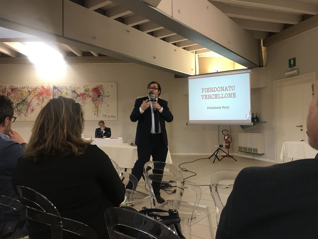fxeccellenza's tweet photo. Branding, storytelling, reputation. 
@PVercellone ha raccontato l’affascinante mondo della comunicazione aziendale attraverso esempi e aneddoti dei grandi brand con cui ha lavorato nella sua carriera #brandreputation #branding #fabbricaperleccellenza https://t.co/EjXDZ1CjLr