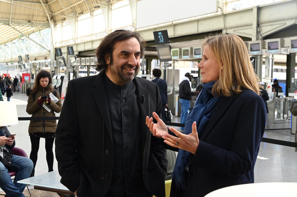 ConnectGares's tweet photo. Ce matin, nous avions le plaisir de retrouver notre parrain @andremanou en gare pour une surprise : baptiser le piano de #ParisGaredeLyon en son nom ! Le premier d’une série à venir avec d'autres artistes de renom ! #PianoEnGare 🎹 https://t.co/0hb4tEEuYW