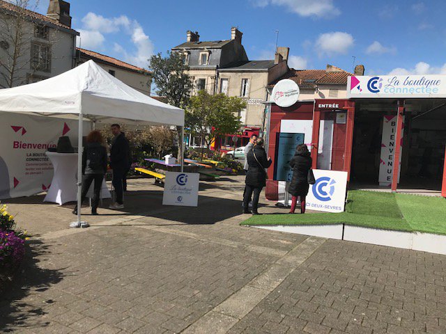 CCIDeuxSevres's tweet image. A Bressuire pour la journée  #laBoutiqueConnectée accueille tous ceux qui veulent découvrir les solutions digitales du commerce de demain! Gislaine DEVAUD, élue territoriale @CCIDeuxSevres avec des commerçants de Moncoutant en pleine expérimentation 
#solutionsdigitales