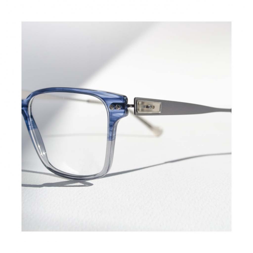 ThemaFamily's tweet image. Forma squadrata, maschile, multicolor con un havana grigio-blu nella parte superiore e trasparente nella parte inferiore, le aste sono in metallo colorate in un gun metal opaco.
Disponibile in altre tre colorazioni visibili sul sito:
thema-optical.com/shop/igreen/IG…
#themaoptical