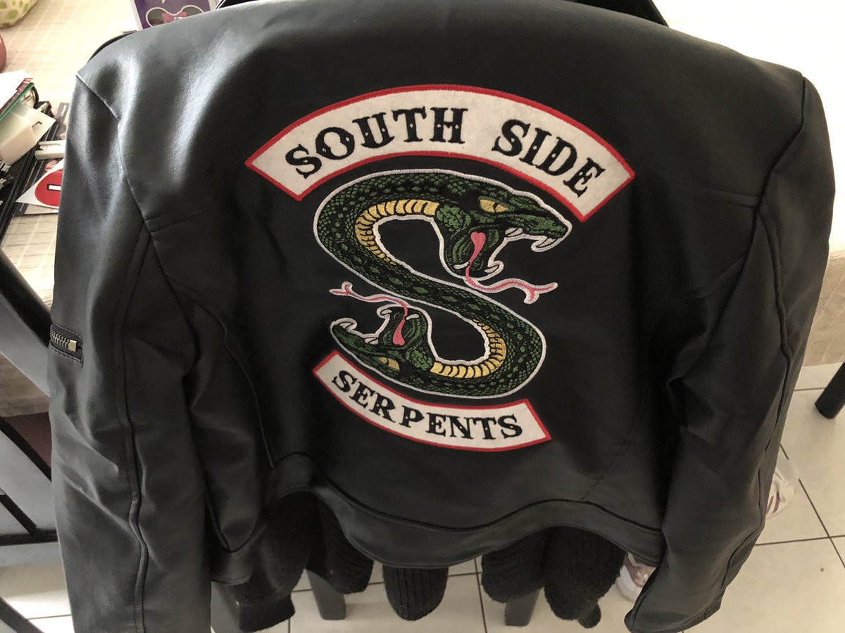 Amber_Verbaenen's tweet photo. Ready for facts fall this weekend! Iโm a serpent now ๐ #factsfall2019 #ghent #belgium #serpent #riverdale #jughead https://t.co/mpwFRAq7xo