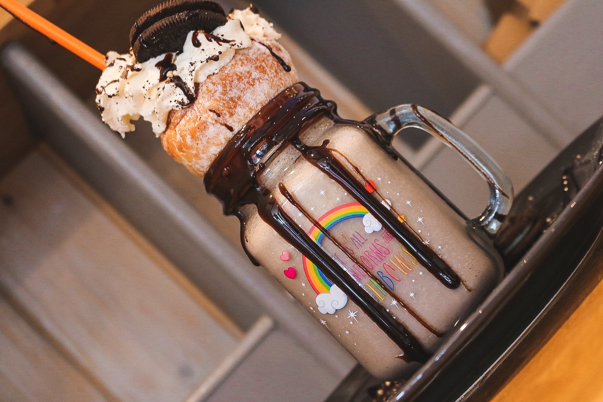 Blendshakehouse's tweet photo. Indulge yourself!
Milkshakes, freakshakes, cakes and more!
Open 08:30-18:00 ☕️
__
📸@MrReecePowell
__
#blend #blendcoffee #freakshakes #milkshakes #sweettooth #chocolate #oreo #oreomilkshakes #pudding #desserts #blendbiggleswade #biggleswade #cafe #coffeehouse #awesome https://t.co/eebXFd2xhy